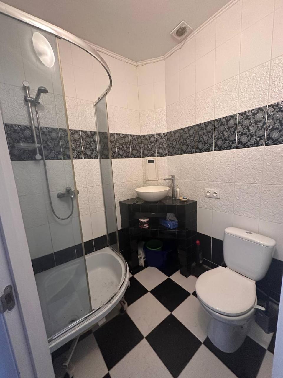 Біля Залізничного Вокзалу Вулиця Олени Степанівни 33Б Apartment Lviv Ngoại thất bức ảnh